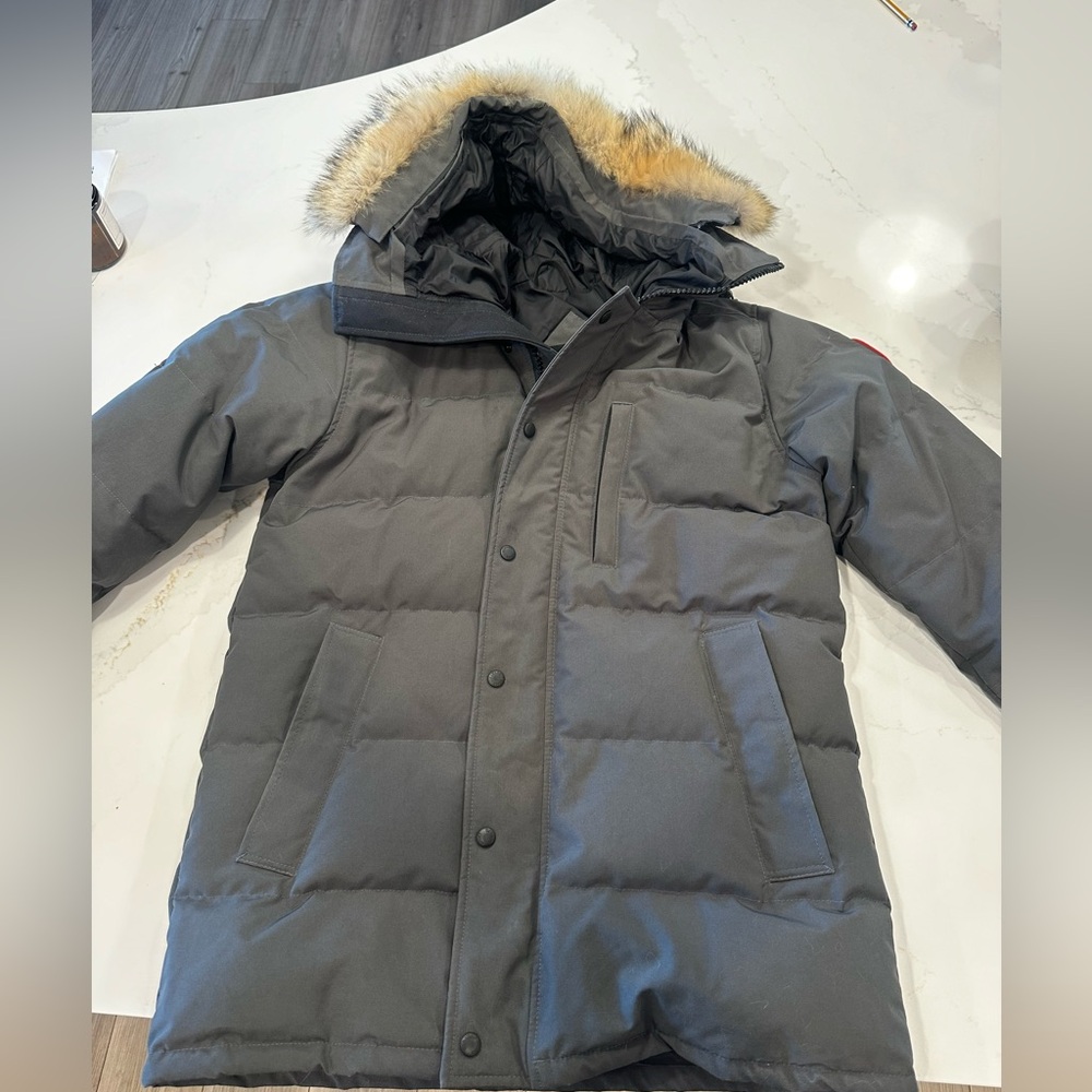 Fushion fit - slim fit jacket. Fur on hood is removable